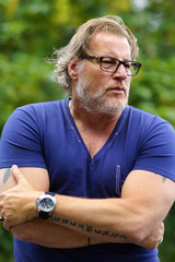 Kr&auml;ftiger Mann mit Brille