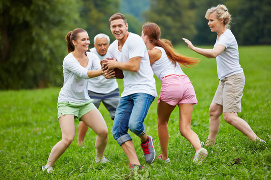 Famile spielt American Football