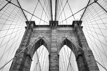 Selbstklebende Fototapete Brooklyn Bridge Brooklyn Bridge New York City hautnah architektonische Details in zeitlosem Schwarzweiß