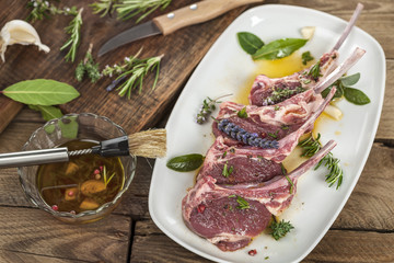 Rohes Lammfleisch mariniert auf weißem Teller