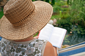 Czytająca © Aleksandra Madejska