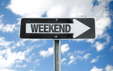 Obraz premium Weekend direction sign with sky background