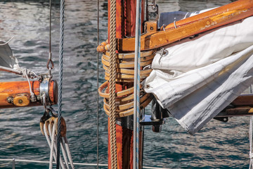 Mast eines alten Segelschiffes
