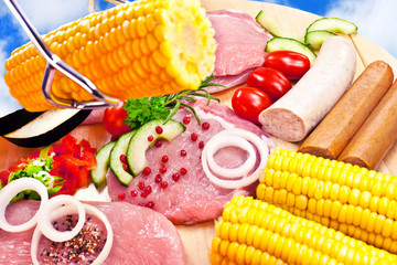 Grillfleisch mit Salat und Mais