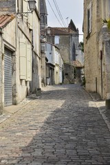 Fototapeta na wymiar Ruelle typique de la vieille ville haute d'Angoulême