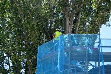obrero trabajando sobre un andamio
