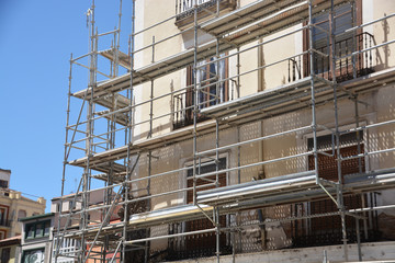 andamios en la fachada de un edifico antiguo