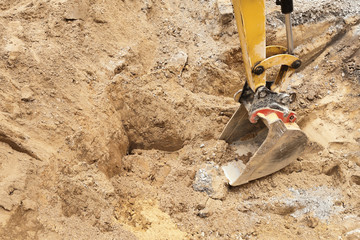 Baggerarbeiten in Sand und Erdreich mit dem kleinen Tieflöffel