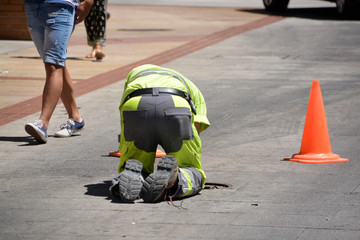 obrero trabajando de rodillas en el suelo