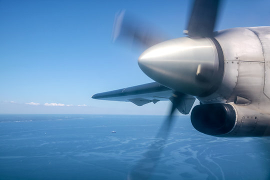 Laufender Propeller und Luftaufnahme der Ostsee bei Bornholm