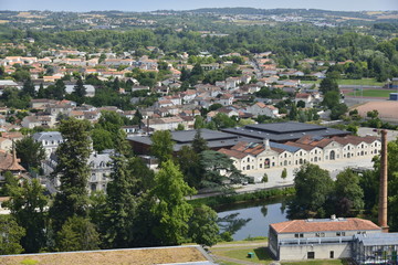 Fototapeta na wymiar L'un des anciens sites industriels transformé en musée le long de la Charente à Angoulême