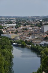 Fototapeta na wymiar Courbe de la Charente le long de la vieille ville basse d'Angoulême 