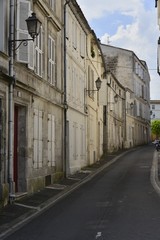 Rue typique de la haute ville historique d'Agoulême
