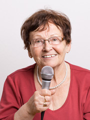 Rentnerin mit Mikrofon