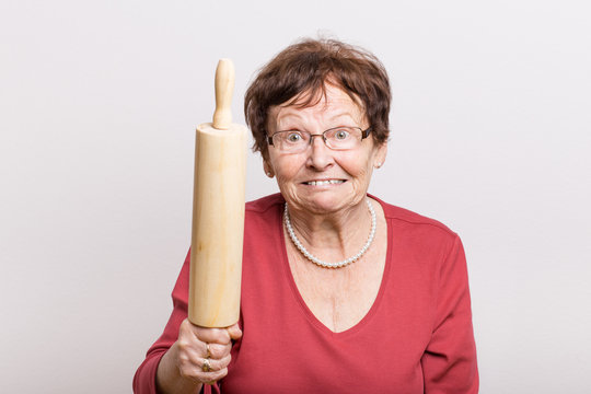 Wütende Rentnerin mit Nudelholz