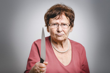 Rentnerin mit Küchenmesser