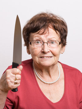 Rentnerin mit Küchenmesser