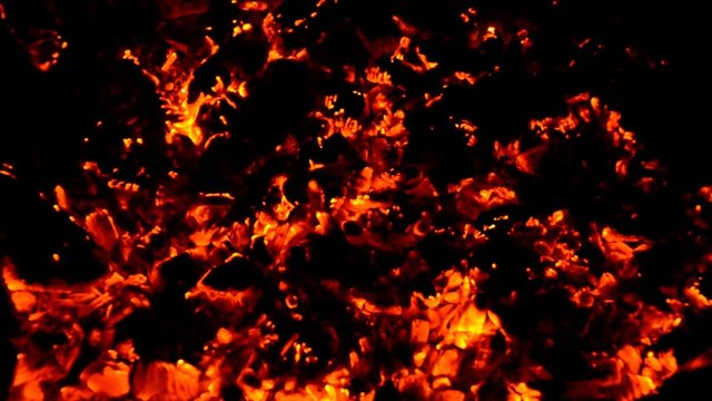 gluehende kohlen beim grillen
