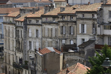 Façades de vieilles bâtisses en pierres entre la ville basse et hautes d'Angoulême