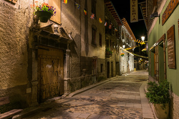 Obraz premium Vista nocturna de las calles de Benasque en Aragón