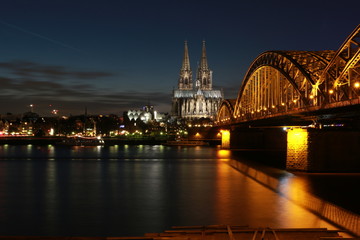 Fototapeta premium Kölner Dom zur blauen Stunde, Hohenzollernbrücke.Nachtaufnahme Köln