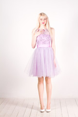 Naklejka premium Beautiful woman with blond hair, red lips in the studio. Woman surprised.