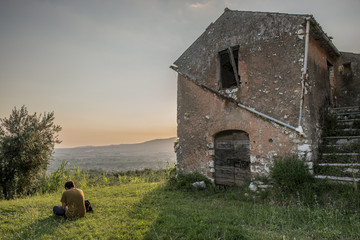 uomo solitario al tramonto