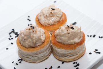 Aperitivo de volovanes de tahini con sésamo negro