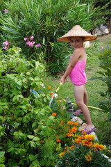 petite fille qui arrose les fleurs