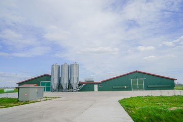 Industrielle Tierhaltung, moderner Geflügelstall - Frontansicht