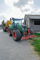 Obraz premium Ausbringen von Gülle, befüllen des Güllefasses am Rinderstall