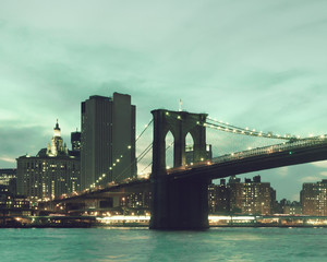 Obraz premium Brooklyn Bridge and Manhattan skyline at dusk