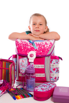 gl&uuml;ckliches Kind mit neuen Schulsachen zur Einschulung 