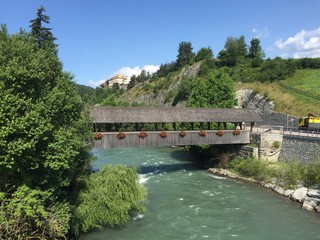 Fototapeta premium Ponte di legno sul torrente