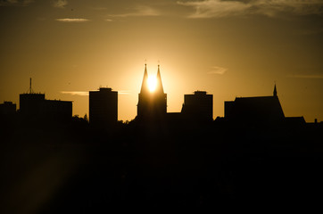 Zachód słońca w mieście. Naturalne Oko Saurona.
