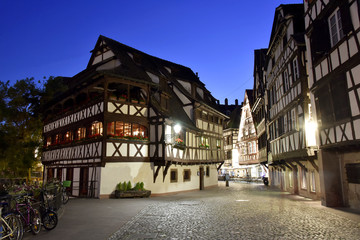 Obraz premium Strasbourg, Ancienne Douane et pont sur l'Ill de nuit