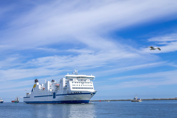 Schiff läuft ein Hafen Warnemünde 