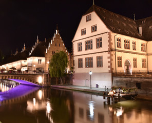 Fototapeta na wymiar Strasbourg, Ancienne Douane et pont sur l'Ill de nuit
