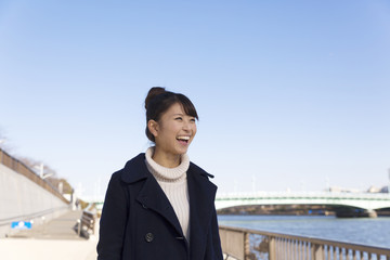 若い女性　ポートレート　口をあけて笑う