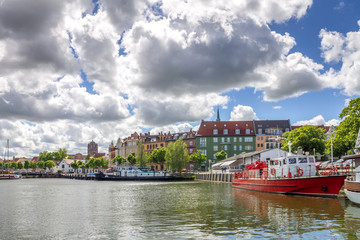 Fototapeta premium Stralsunder Yachthafen mit Blick auf die Stadt 