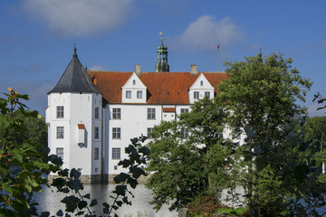 Fototapeta na wymiar castle watercastle Glücksburg