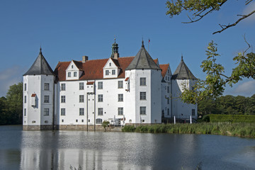 Fototapeta na wymiar castle watercastle Glücksburg