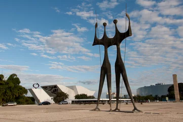 Photo sur Plexiglas Lieux américains Sculpture of Two Warriors in Brasilia
