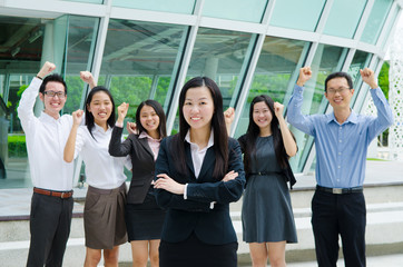 Obraz premium Asian business team overjoyed with their success