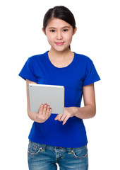 Obraz premium Young woman use of the tablet pc