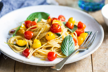 Spaghetti with red and yellow cherry tomato