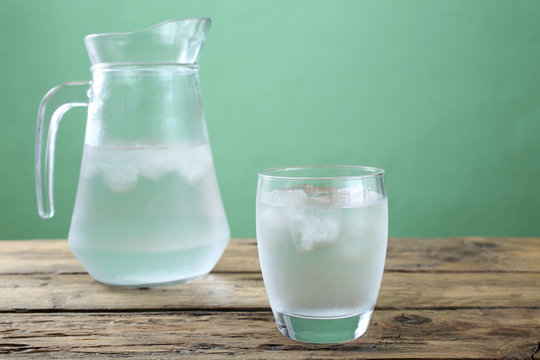 acqua bicchiere e caraffa di vetro trasparente sfondo rustico