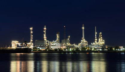 Obraz premium Oil refinery plant illuminated at night