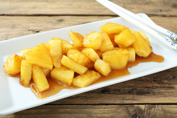 cucina asiatica ananas caramellato sfondo rustico