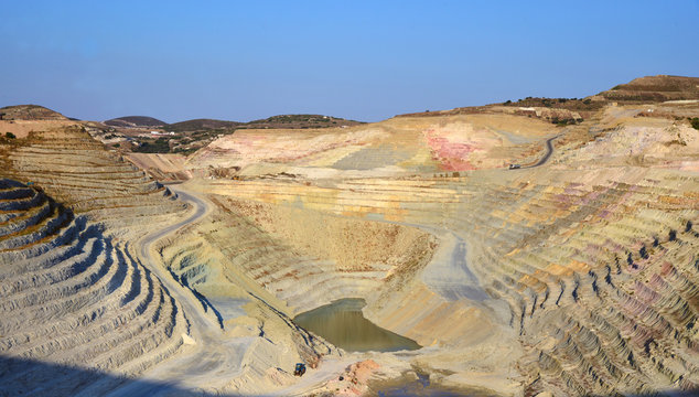 Mines &agrave; ciel ouvert &agrave; Milos